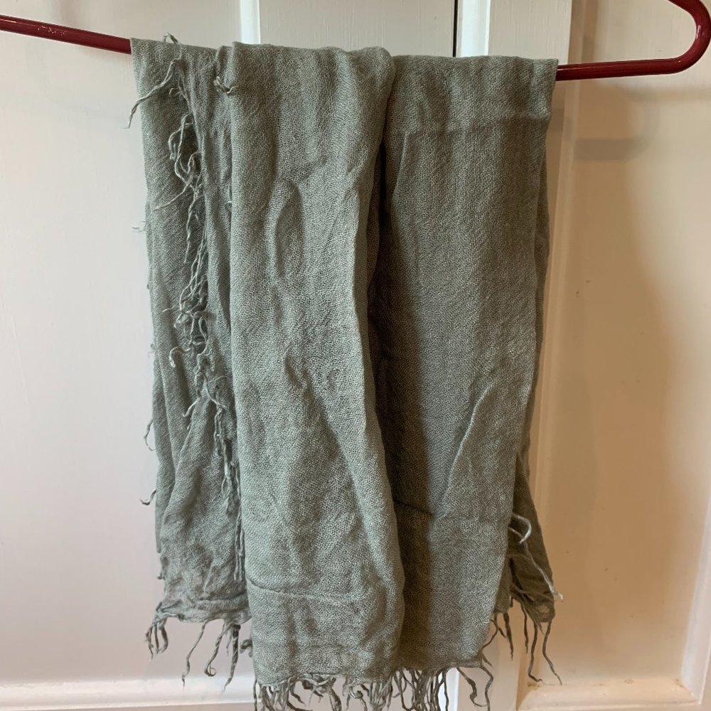 Cashmere scarf, light and airy with fringes